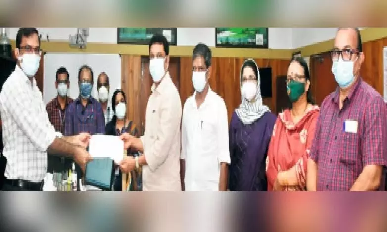 വാക്സിനേഷൻ: ജില്ലയിൽ ഒന്നാമതെത്തി നിലമ്പൂർ നഗരസഭ, കലക്ടർ കെ. ഗോപാലകൃഷ്ണന് പ്രഖ്യാപനം നിർവഹിച്ചു വാക്സിനേഷൻ: ജില്ലയിൽ ഒന്നാമതെത്തി നിലമ്പൂർ നഗരസഭ, കലക്ടർ കെ. ഗോപാലകൃഷ്ണന് പ്രഖ്യാപനം നിർവഹിച്ചു