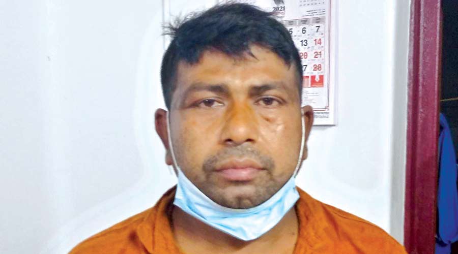 ദിർഹം തട്ടിപ്പ്: പ്രതി ഒടുവിൽ പിടിയിൽ; രണ്ടുപേർ കൂടി പൊലീസ് വലയിൽ ദിർഹം തട്ടിപ്പ്: പ്രതി ഒടുവിൽ പിടിയിൽ; രണ്ടുപേർ കൂടി പൊലീസ് വലയിൽ