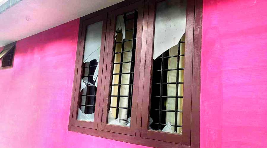 ബൈക്കിലെത്തിയ സംഘം വീടുകൾ തകർത്തു; ഒരാൾ അറസ്റ്റിൽ ബൈക്കിലെത്തിയ സംഘം വീടുകൾ തകർത്തു; ഒരാൾ അറസ്റ്റിൽ