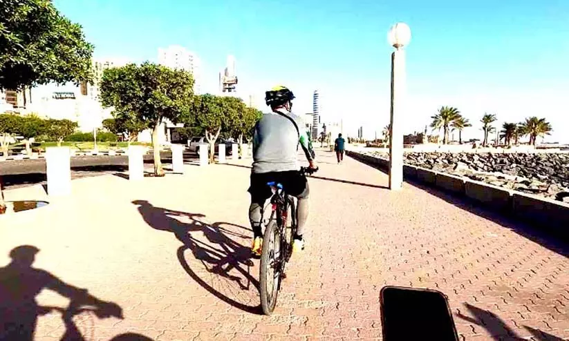 ക​ട​ൽ​ത്തീ​ര ന​ട​പ്പാ​ത​യി​ൽ സൈ​ക്കി​ളും സ്​​കൂ​ട്ട​റും പാ​ടി​ല്ല