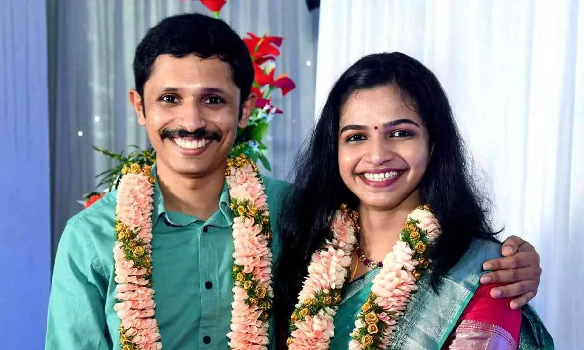 സ്ത്രീധനത്തിന്റെ ഭാരമില്ലാതെ അശ്വതിയും അദ്വൈതും ദമ്പതികളായി സ്ത്രീധനത്തിന്റെ ഭാരമില്ലാതെ അശ്വതിയും അദ്വൈതും ദമ്പതികളായി