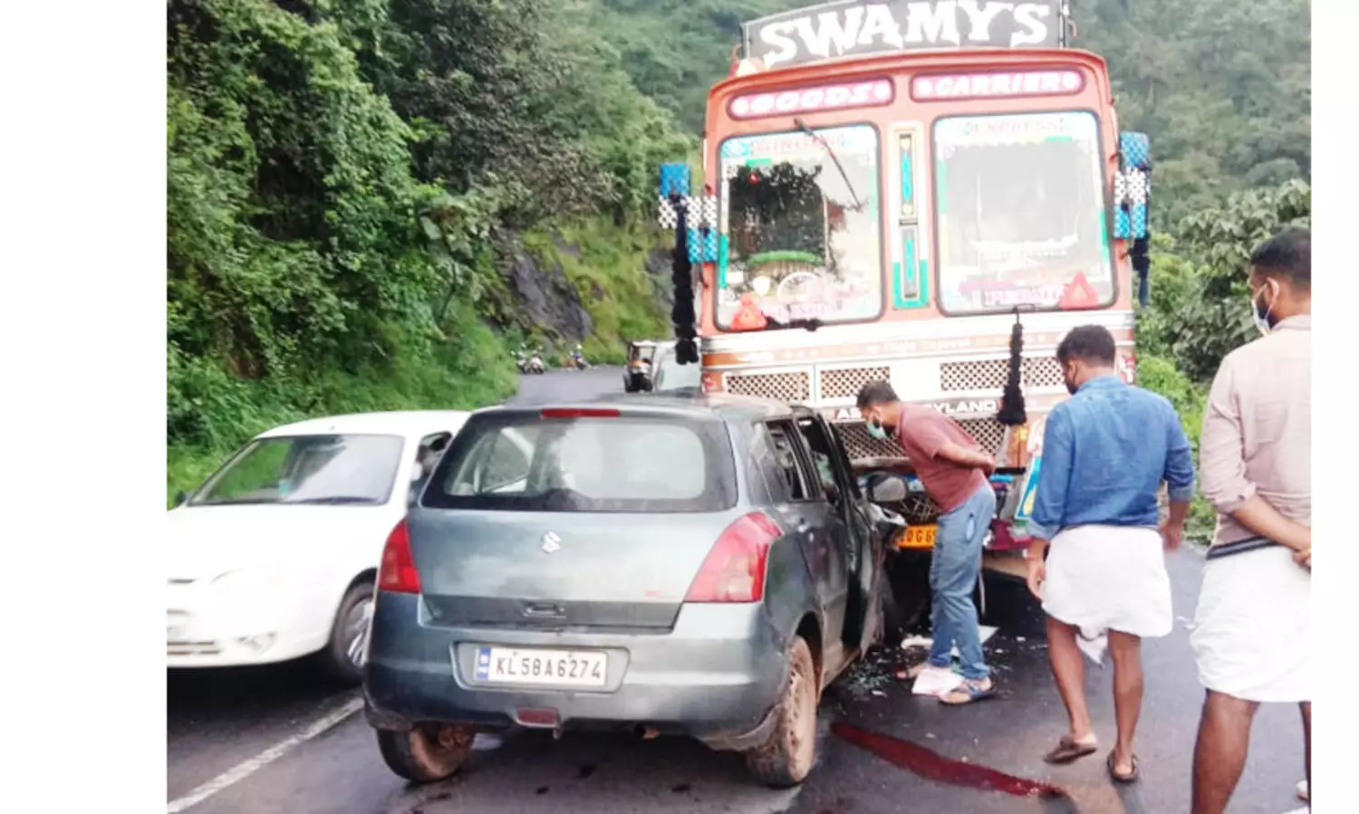 താമരശ്ശേരി ചുരത്തിൽ കാറും ലോറിയും കൂട്ടിയിടിച്ചു; രണ്ട്​ പേർക്ക്​ ഗുരുതര പരിക്ക്​