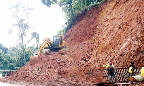 ലക്കിടി വളവിലെ മണ്ണ് നീക്കി ഭിത്തി നിർമാണം തുടങ്ങി; മ​ണ്ണ് നി​ക്ഷേ​പി​ക്കു​ന്ന​തി​ൽ ത​ർ​ക്കം