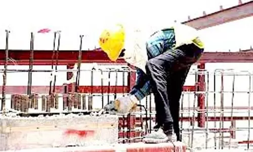 പൊ​രി​വെ​യി​ലി​ൽ വാ​ടി​ത്ത​ള​ർ​ന്ന്​ പു​റം​പ​ണി​ക്കാ​ർ