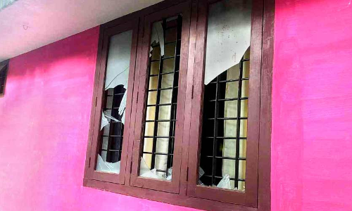 ബൈക്കിലെത്തിയ സംഘം വീടുകൾ തകർത്തു; ഒരാൾ അറസ്​റ്റിൽ