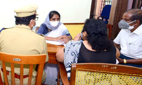 കോടതിയുടെ പരിഗണനയിലുള്ള കേസുകള്‍ അ​ദാ​ല​ത്തി​ല്‍ എടുക്കില്ല -വനിത കമീഷന്‍