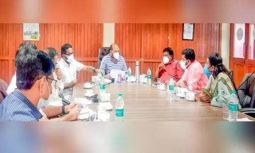 മീ​റ്റ് ദി ​മി​നി​സ്​​റ്റ​ര്‍ തു​ണ​യാ​യി: ജോ​ബി​ന്​ വൈ​ദ്യു​തി;  പ്ര​സ​ന്ന​കു​മാ​റി​ന്​ വാ​യ്​​പ