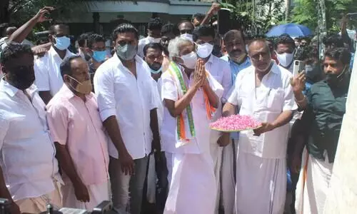 സ്വാതന്ത്ര്യത്തിന്‍റെ വില അറിയാത്തത് കൊണ്ടാണ്​ നാട്ടിൽ തെറ്റായ പ്രവണതകൾ ഉണ്ടാകുന്നത്​ ​​-ഉമ്മൻചാണ്ടി