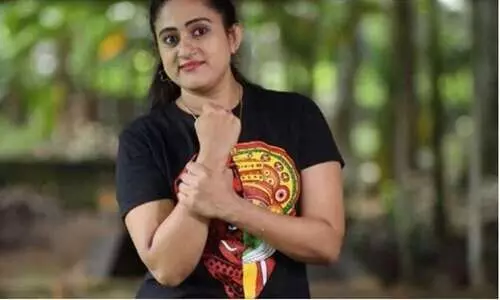 പള്ളിയോടത്തിൽ കയറി ഫോട്ടോഷൂട്ട് നടത്തിയ യുവതിയേയും സഹായിയേയും അറസ്റ്റ് ചെയ്തു