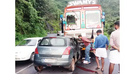താമരശ്ശേരി ചുരത്തിൽ കാറും ലോറിയും കൂട്ടിയിടിച്ചു; രണ്ട്​ പേർക്ക്​ ഗുരുതര പരിക്ക്​