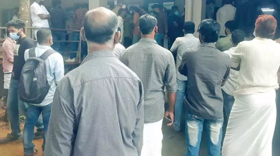 പി​ഴ​യ​ട​ക്കാ​ൻ എ​ത്തി​യ കോ​ട​തി വളപ്പിലും കോ​വി​ഡ് മാ​ന​ദ​ണ്ഡ​ ലം​ഘ​നം