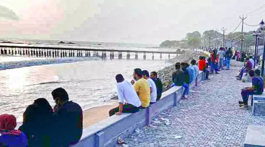 കടൽക്കാഴ്ച ആസ്വദിക്കാൻ തലശ്ശേരി കടൽപാലത്ത് തിരക്കേറി കടൽക്കാഴ്ച ആസ്വദിക്കാൻ തലശ്ശേരി കടൽപാലത്ത് തിരക്കേറി