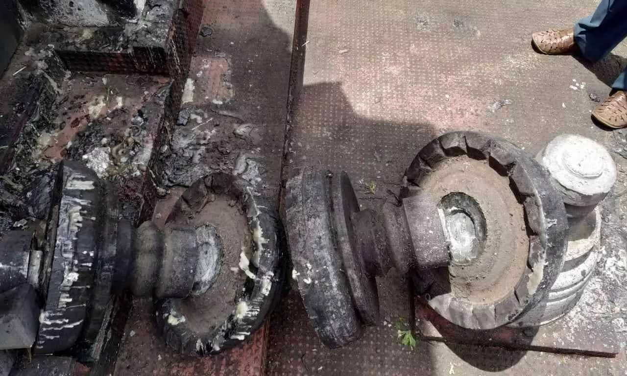 സെൻറ് ഡൊമിനിക് ദേവാലയത്തിന് മുൻഭാഗത്തെ കപ്പേളയിൽ സ്ഥാപിച്ചിരുന്ന കൽവിളക്ക് തകർത്തു; പൊലീസ് അന്വേഷണം സെൻറ് ഡൊമിനിക് ദേവാലയത്തിന് മുൻഭാഗത്തെ കപ്പേളയിൽ സ്ഥാപിച്ചിരുന്ന കൽവിളക്ക് തകർത്തു; പൊലീസ് അന്വേഷണം