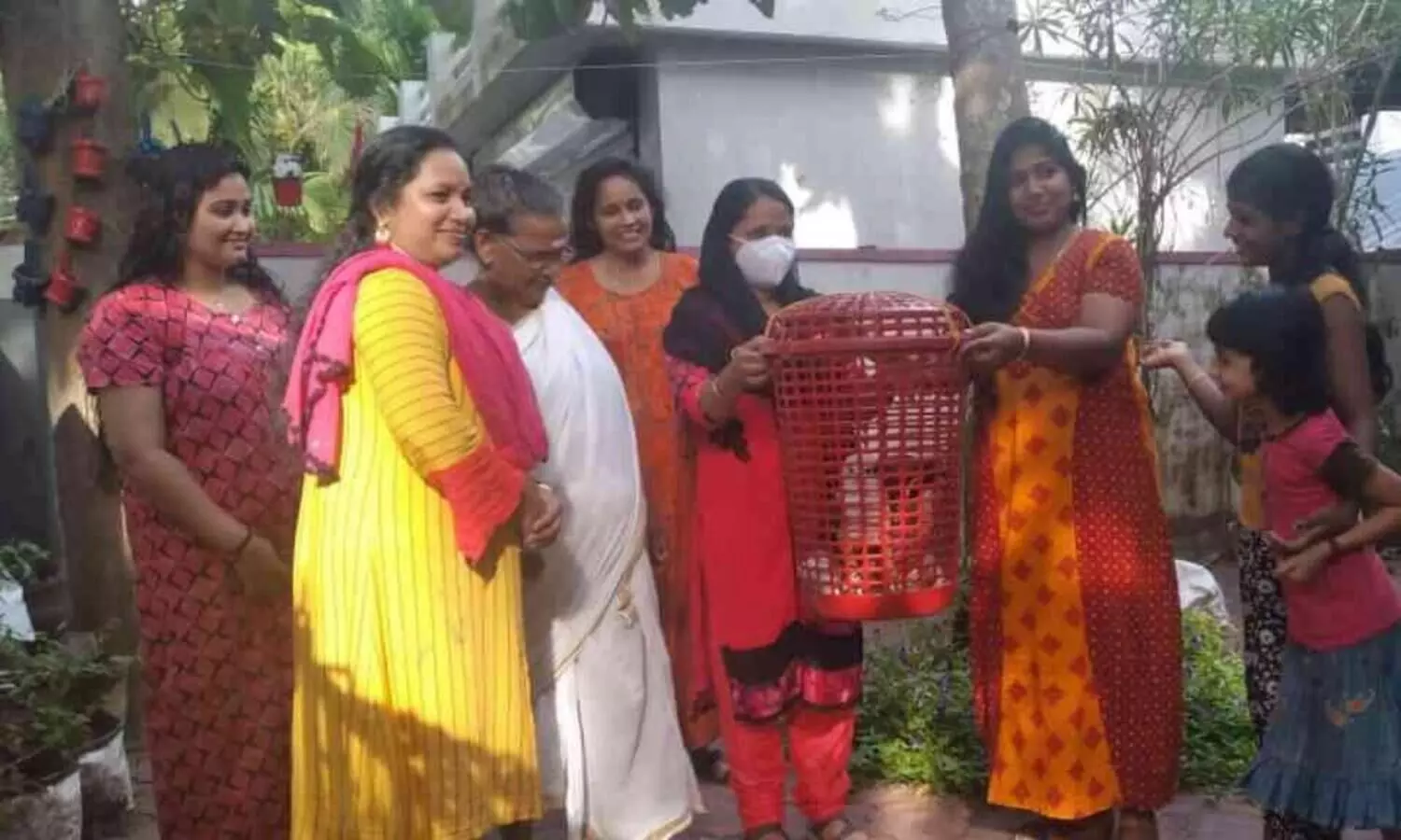 വീടിന് പുറത്തിറങ്ങിയാൽ പറന്നുവന്ന് ആക്രണം; അക്രമണകാരിയായ പരുന്തിനെ ഒടുവിൽ പിടികൂടി