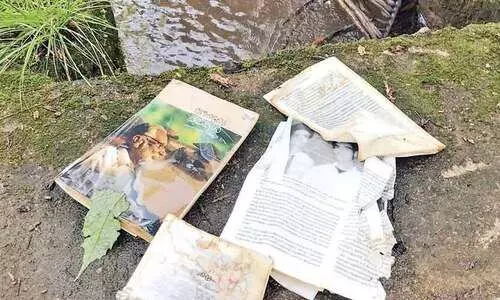 പാലോളി വായനശാല സാമൂഹിക വിരുദ്ധർ തകർത്തു; പു​സ്ത​ക​ങ്ങ​ൾ തോ​ട്ടി​ലെ​റി​ഞ്ഞു