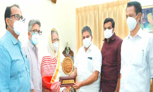 Minister saji Cherian visited Fatima Beavis at her home