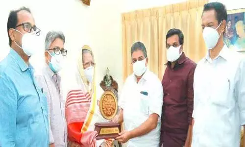 Minister saji Cherian visited Fatima Beavis at her home