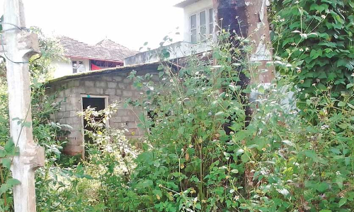 കാരക്കണ്ടി സ്ഫോടനം: മൂ​ക​സാ​ക്ഷി​യാ​യി ഔ​ട്ട് ഹൗ​സ്; ദു​രൂ​ഹ​ത​ ബാ​ക്കി