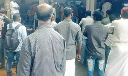 പി​ഴ​യ​ട​ക്കാ​ൻ എ​ത്തി​യ കോ​ട​തി വളപ്പിലും കോ​വി​ഡ് മാ​ന​ദ​ണ്ഡ​ ലം​ഘ​നം