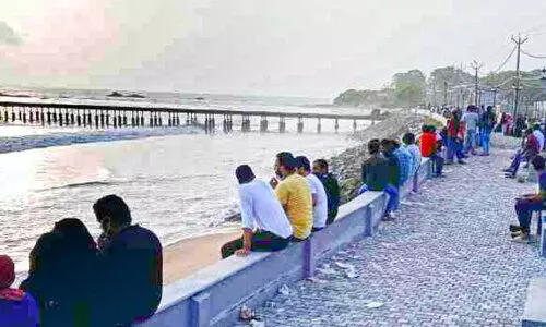 ക​ട​ൽ​ക്കാ​ഴ്​​ച ആ​സ്വ​ദി​ക്കാ​ൻ ത​ല​ശ്ശേ​രി ക​ട​ൽ​പാ​ല​ത്ത്​ തിരക്കേറി