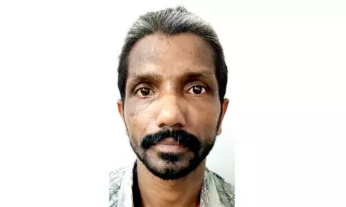 റി​മാ​ൻ​ഡ് പ്ര​തി പൊ​ലീ​സി​നെ വെ​ട്ടി​ച്ചു​ക​ട​ന്നു;  പിങ്ക് പൊലീസ് സാഹസികമായി പിടികൂടി