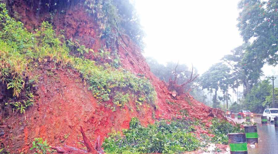 ലക്കിടി വളവിൽ കനത്ത മണ്ണിടിച്ചിൽ; ഗതാഗതത്തിന് ഭീഷണി ലക്കിടി വളവിൽ കനത്ത മണ്ണിടിച്ചിൽ; ഗതാഗതത്തിന് ഭീഷണി