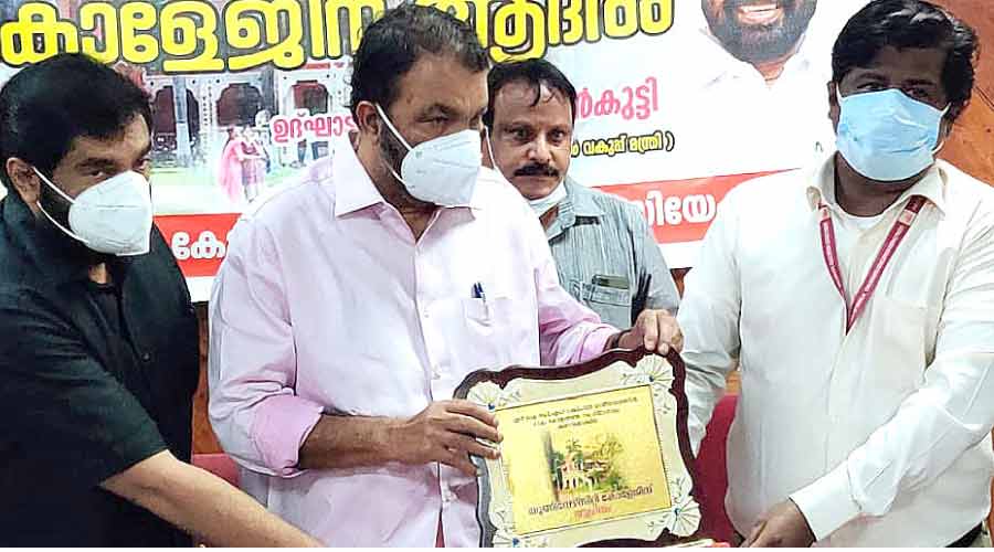 യൂനിവേഴ്സിറ്റി കോളജിന് ആദരവുമായിപൂർവ വിദ്യാർഥികൾ യൂനിവേഴ്സിറ്റി കോളജിന് ആദരവുമായിപൂർവ വിദ്യാർഥികൾ