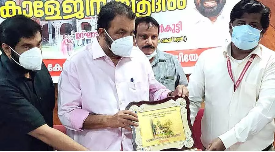 യൂ​നി​വേ​ഴ്സി​റ്റി കോ​ള​ജി​ന് ആ​ദ​ര​വു​മാ​യിപൂ​ർ​വ വി​ദ്യാ​ർ​ഥി​ക​ൾ