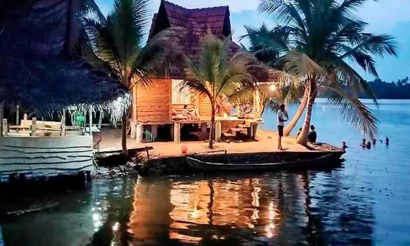 കാക്കത്തുരുത്തിന് സൗന്ദര്യവും പ്രശസ്തിയുമുണ്ട്, വികസന പദ്ധതികളില്ല കാക്കത്തുരുത്തിന് സൗന്ദര്യവും പ്രശസ്തിയുമുണ്ട്, വികസന പദ്ധതികളില്ല