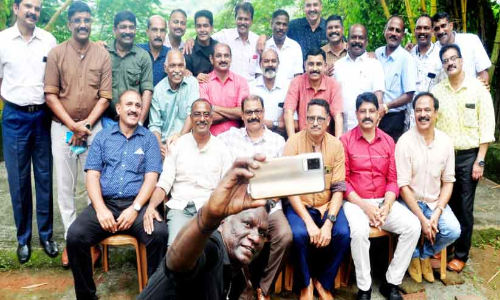 ഓർമകളുടെ വല കുലുക്കി​ ഒരൊത്തുചേരൽ; പൊ​ലീ​സി​ൽ​നി​ന്ന് വി​ര​മി​ച്ച മു​ൻ താ​ര​ങ്ങ​ൾ​ക്ക്​ സ​ഹ​പ്ര​വ​ർ​ത്ത​ക​രു​ടെ യാ​ത്ര​യ​യ​പ്പ്​