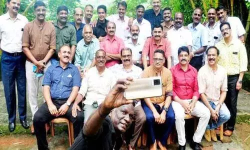 ഓർമകളുടെ വല കുലുക്കി​ ഒരൊത്തുചേരൽ; പൊ​ലീ​സി​ൽ​നി​ന്ന് വി​ര​മി​ച്ച മു​ൻ താ​ര​ങ്ങ​ൾ​ക്ക്​ സ​ഹ​പ്ര​വ​ർ​ത്ത​ക​രു​ടെ യാ​ത്ര​യ​യ​പ്പ്​