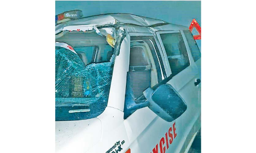 എക്സൈസ് ഉ​ദ്യോ​ഗ​സ്ഥ​ർ സ​ഞ്ച​രി​ച്ച വാ​ഹ​നം കാട്ടാന കൊ​മ്പി​ൽ കോ​ർ​ത്തു; യാ​ത്രി​ക​ർ ര​ക്ഷ​പ്പെ​ട്ട​ത് ത​ല​നാ​രി​ഴ​ക്ക്