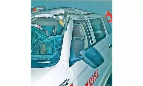 എക്സൈസ് ഉ​ദ്യോ​ഗ​സ്ഥ​ർ സ​ഞ്ച​രി​ച്ച വാ​ഹ​നം കാട്ടാന കൊ​മ്പി​ൽ കോ​ർ​ത്തു; യാ​ത്രി​ക​ർ ര​ക്ഷ​പ്പെ​ട്ട​ത് ത​ല​നാ​രി​ഴ​ക്ക്