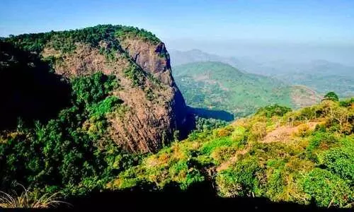 സഞ്ചാരികളുടെ ഇഷ്​ടകേന്ദ്രമായി മാങ്കുളം