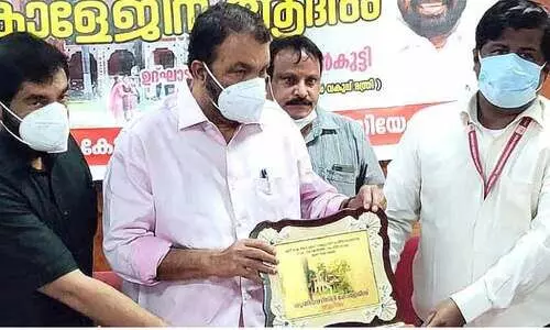 യൂ​നി​വേ​ഴ്സി​റ്റി കോ​ള​ജി​ന് ആ​ദ​ര​വു​മാ​യിപൂ​ർ​വ വി​ദ്യാ​ർ​ഥി​ക​ൾ