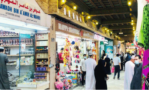 കോ​വി​ഡ്​ ഭീ​തി​യ​ക​ലു​ന്നു:  സ്​​കൂ​ൾ വി​പ​ണി സ​ജീ​വം