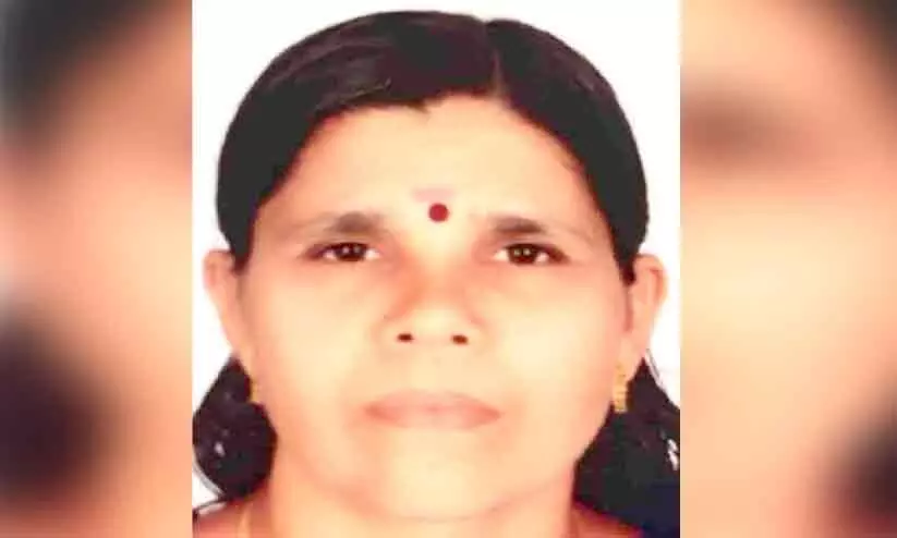 ആറ്റിൽ വീണ അമ്മക്കും മക്കൾക്കും വീട്ടമ്മ രക്ഷകയായി ആറ്റിൽ വീണ അമ്മക്കും മക്കൾക്കും വീട്ടമ്മ രക്ഷകയായി