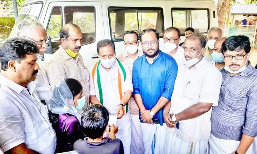 റഷീദ് ഇയ്യാലിെൻറ കുടുംബത്തിന് ദമ്മാം ഒ.ഐ.സി.സി ആറു ലക്ഷം രൂപ നൽകി റഷീദ് ഇയ്യാലിെൻറ കുടുംബത്തിന് ദമ്മാം ഒ.ഐ.സി.സി ആറു ലക്ഷം രൂപ നൽകി