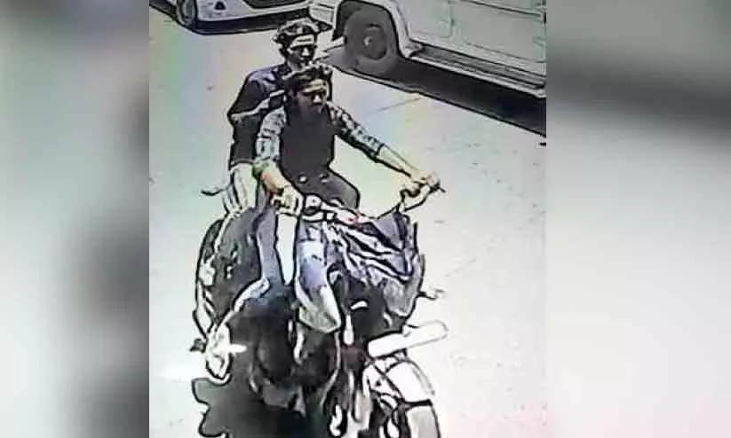 ബൈക്കിലെത്തിയ സംഘം മൊബൈല് ഫോണ് കവർന്നു ബൈക്കിലെത്തിയ സംഘം മൊബൈല് ഫോണ് കവർന്നു