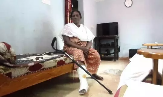 ക്വാറൻറീൻ ലംഘനം ചോദ്യം ചെയ്തയാളുടെ വീട്ടിൽ കയറി ആക്രമണം; വീട്ടമ്മയ്ക്ക് പരിക്ക് ക്വാറൻറീൻ ലംഘനം ചോദ്യം ചെയ്തയാളുടെ വീട്ടിൽ കയറി ആക്രമണം; വീട്ടമ്മയ്ക്ക് പരിക്ക്