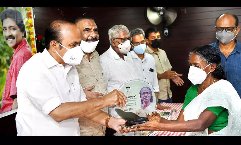 പ്ര​ഥ​മ എ​ൻ. രാ​ജേ​ഷ്​ സ്​​മാ​ര​ക പു​ര​സ്​​കാ​രം പ്ര​മു​ഖ തൊ​ഴി​ലാ​ളി നേ​താ​വ്​ പി. ​കൃ​ഷ്​​ണ​മ്മാ​ളി​ന് നൽകി