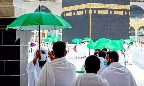 തീ​ർ​ഥാ​ട​ക​ർ​ക്ക്​ 40,000 കു​ട​ക​ൾ വി​ത​ര​ണം ചെ​യ്​​തു