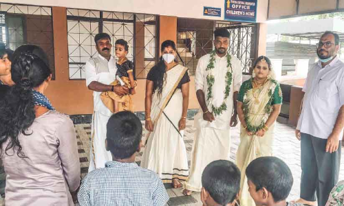 വിവാഹ സുദിനം അനാഥാലയത്തിലെ കുരുന്നുകൾക്കൊപ്പം ആഘോഷിച്ച് നവദമ്പതികൾ