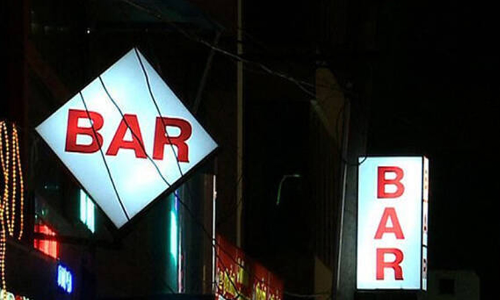 ബാറുകളുടെ ഒന്നാം തീയതി അവധി മാറ്റാനും മദ്യം വിളമ്പാനും ഉടമകളുടെ നീക്കം