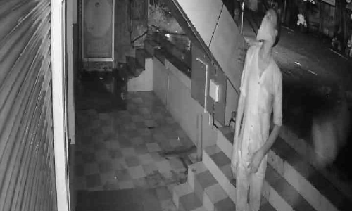 തുണിക്കടയിൽ മോഷണം; എക്സ്.എൽ സൈസ് തുണികൾ തിരഞ്ഞെടുത്ത് കൊണ്ടുപോയി