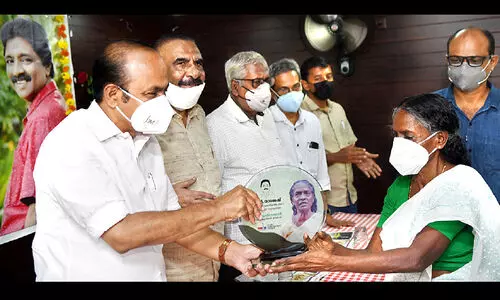 പ്ര​ഥ​മ എ​ൻ. രാ​ജേ​ഷ്​ സ്​​മാ​ര​ക പു​ര​സ്​​കാ​രം പ്ര​മു​ഖ തൊ​ഴി​ലാ​ളി നേ​താ​വ്​ പി. ​കൃ​ഷ്​​ണ​മ്മാ​ളി​ന് നൽകി