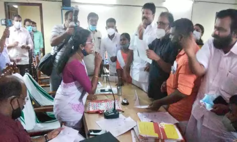 പന്തളം നഗരസഭ കൗൺസിൽ നിയമപരമല്ല; അകത്തും പുറത്തും പ്രതിഷേധം