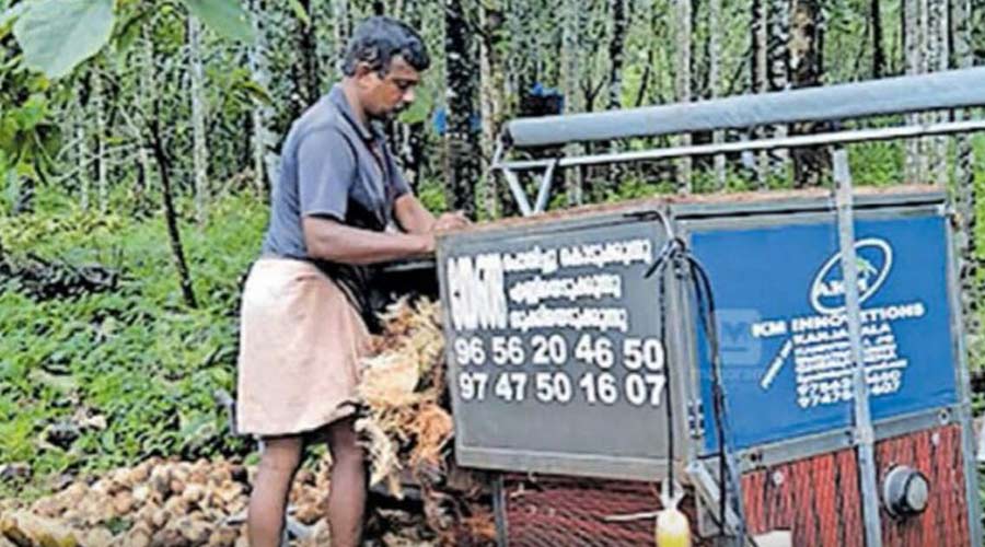 തേങ്ങ പൊതിക്കുന്ന യന്ത്രം കണ്ടുപിടിച്ച് അഭിലാഷ് തേങ്ങ പൊതിക്കുന്ന യന്ത്രം കണ്ടുപിടിച്ച് അഭിലാഷ്