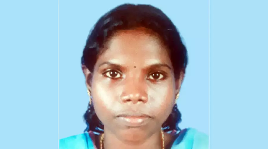 ആദിവാസി യുവതി ദുരൂഹ സാഹചര്യത്തിൽ വനത്തിൽ മരിച്ച നിലയില് ആദിവാസി യുവതി ദുരൂഹ സാഹചര്യത്തിൽ വനത്തിൽ മരിച്ച നിലയില്