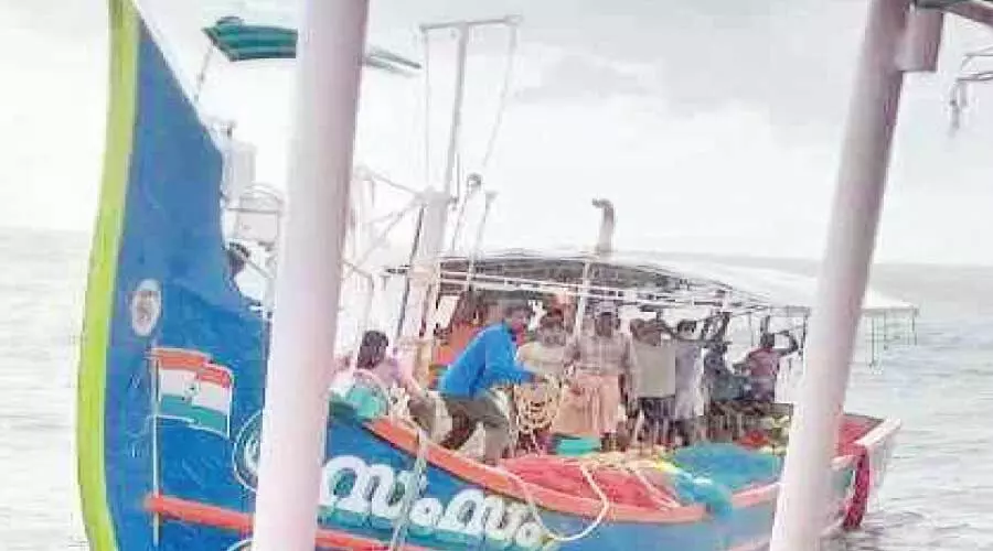 ക​ട​ലി​ൽ കു​ടു​ങ്ങി​യ വ​ള്ള​ത്തി​ലെ തൊ​ഴി​ലാ​ളി​ക​ളെ ര​ക്ഷ​ിച്ചു